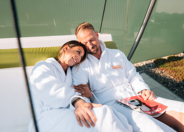 Pärchen liegen umarmt in einer Liege