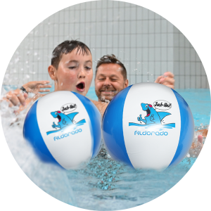Für noch mehr Spaß: Aufblasbarer Wasserball mit Juch-Hai Motiv. Preis: 3,50 EUR
